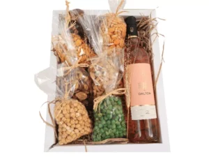 מארז פיצוחים ויין רוזה